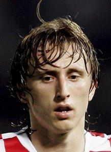 加比亚抱怨对手拖延时间，主裁：补时给了，你们想要15分钟吗