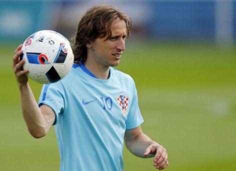 半场战报：格拉茨风暴0-0诺丁汉森林，吉布斯-怀特失点